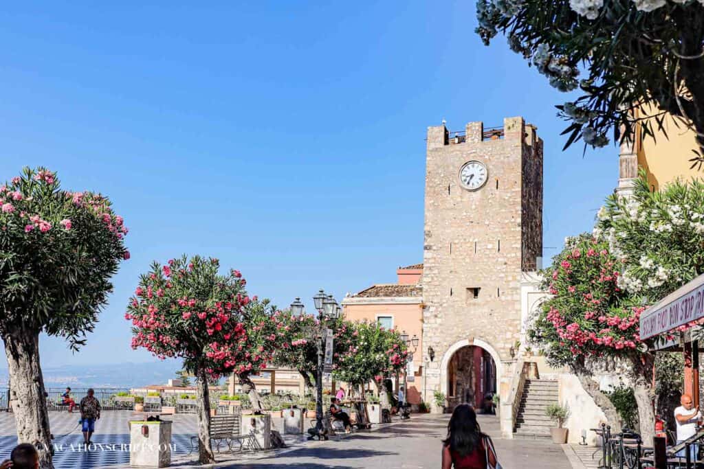 Clock Tower [Porta di Mezzo]